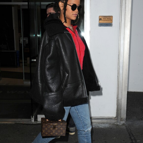 Rihanna se promène à New York, le 7 décembre 2016.