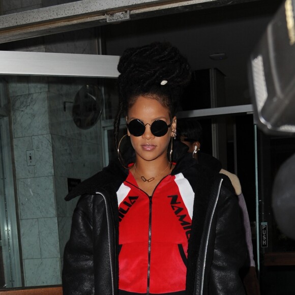 Rihanna se promène à New York, le 7 décembre 2016.