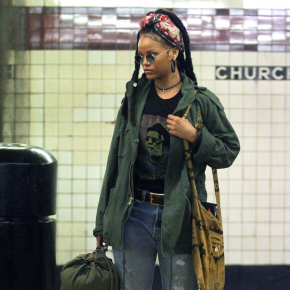Rihanna pendant le tournage du film "Oceans Eight" dans le métro New Yorkais à la station Church Avenue dans le Quartier de Brooklyn à New York, le 3 décembre 2016.