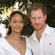 Le prince Harry et Rihanna font un test HIV ensemble au square des héros à Bridgetown, La Barbade, le 1er décembre 2016.