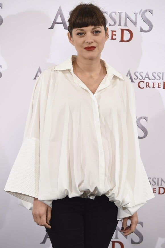 Marion Cotillard (enceinte) pendant le photocall du film ''Assassin's Creed'' à Madrid, le 7 décembre 2016.