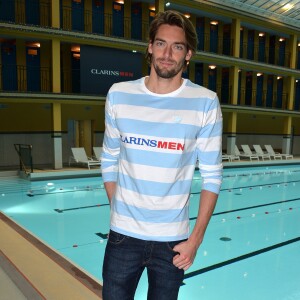 Dans le cadre sublime de la piscine Molitor, Camille Lacourt entrainait les rugbymen de l'équipe du Racing 92 pour fêter le succès de la ligne Clarinsmen, numéro 1 des soins pour homme à Paris le 17 février. Clarins a fait plonger ses sportifs autour de Christian Courtin Clarins, Président du Conseil de Surveillance du Groupe Clarins, le champion de natation Camille Lacourt a partagé son bassin avec Dan Carter, Dimitri Szarzewski, Maxime Machenaud et toute l'équipe de rugby du Racing 92 pour un entrainement entre sportifs de haut niveau.Entraînement qui s'est également déroulé avec la complicité du double champion d’apnée, Morgan Bourc’his. © Veeren/Bestimage