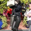 Kylie Jenner se cache des photographes à son arrivée chez Fred Segal pour faire du shopping à West Hollywood, le 28 novembre 2016