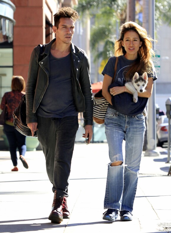 Jonathan Rhys-Meyers et sa fiancée Mara Lane main dans la main à Beverly Hills le 2 décembre 2015.