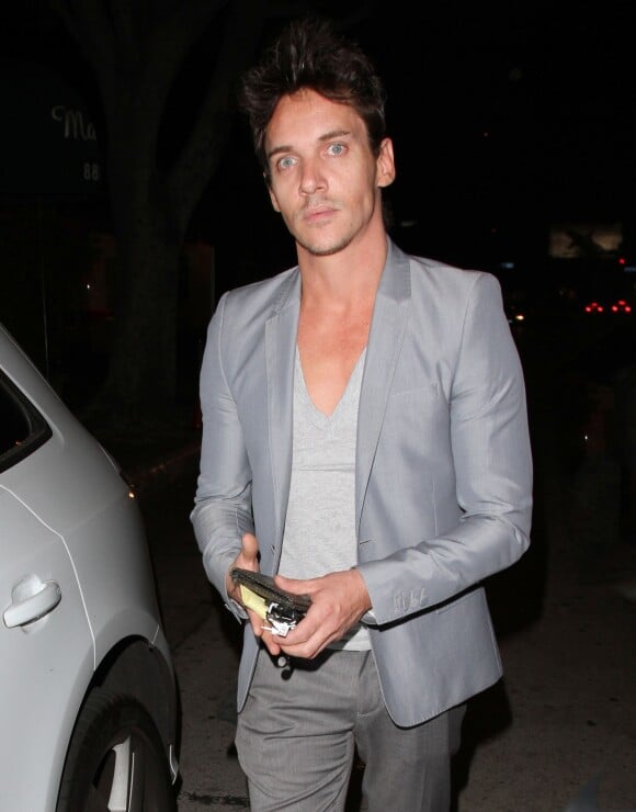 Jonathan Rhys-Meyers à la sortie du restaurant Madeo à West Hollywood. Le 6 mai 2014