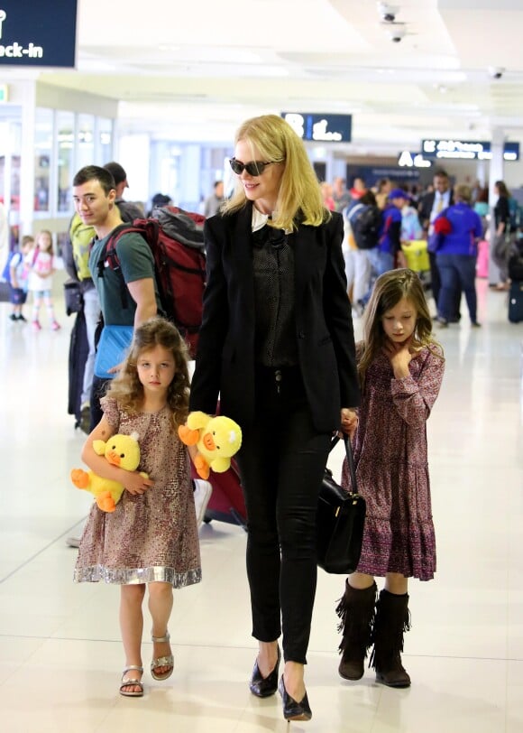Nicole Kidman et ses filles Sunday Rose et Faith quittent Sydney pour Los Angeles le 31 mars 2016.