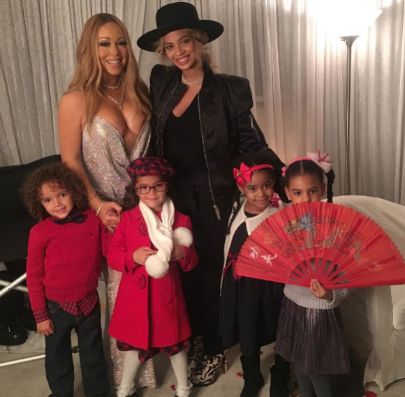 Mariah Carey et ses jumeaux Monroe et Moroccan posent avec Beyoncé et sa fille Blue Ivy dans les coulisses de son concert à New York. Photo publiée sur Instagram, le 13 décembre 2016