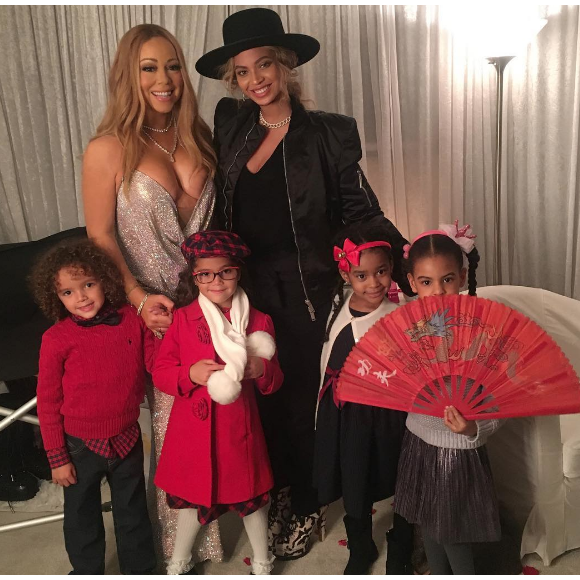 Mariah Carey et ses jumeaux Monroe et Moroccan posent avec Beyoncé et sa fille Blue Ivy dans les coulisses de son concert à New York. Photo publiée sur Instagram, le 13 décembre 2016