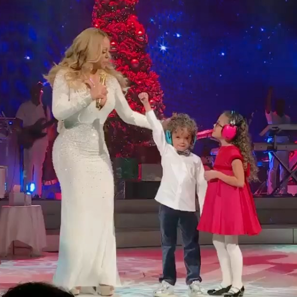 Mariah Carey sur scène avec ses jumeaux Monroe et Moroccan lors de son concert à New York. Photo publiée sur Instagram, le 10 décembre 2016
