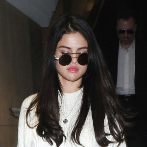 Selena Gomez arrive à l'aéroport de LAX à Los Angeles, le 28 novembre 2016