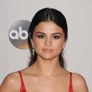 Selena Gomez sur le tapis rouge du 2016 American Music Awards au théâtre Microsoft à Los Angeles, le 20 novembre 2016