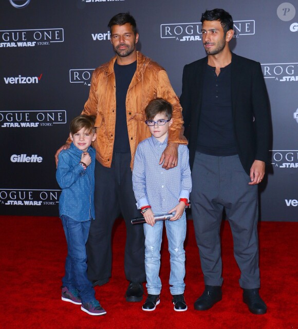 Ricky Martin et son fiancé Jwan Yosef et ses enfants Matteo et Valentino Martin à la première de "Rogue One: A Star Wars Story" à The Pantages à Hollywood, le 10 décembre 2016