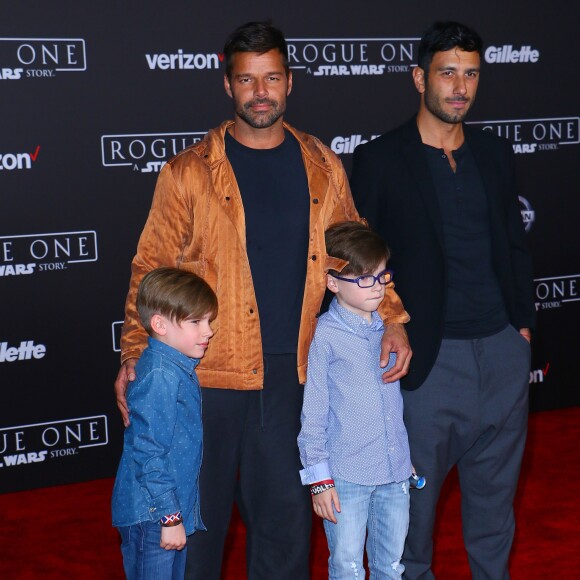 Ricky Martin avec son fiancé Jwan Yosef et ses enfants Matteo et Valentino Martin à la première de "Rogue One: A Star Wars Story" à The Pantages à Hollywood, le 10 décembre 2016