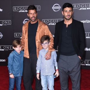 Ricky Martin avec son fiancé Jwan Yosef et ses enfants Matteo et Valentino Martin à la première de "Rogue One: A Star Wars Story" à The Pantages à Hollywood, le 10 décembre 2016