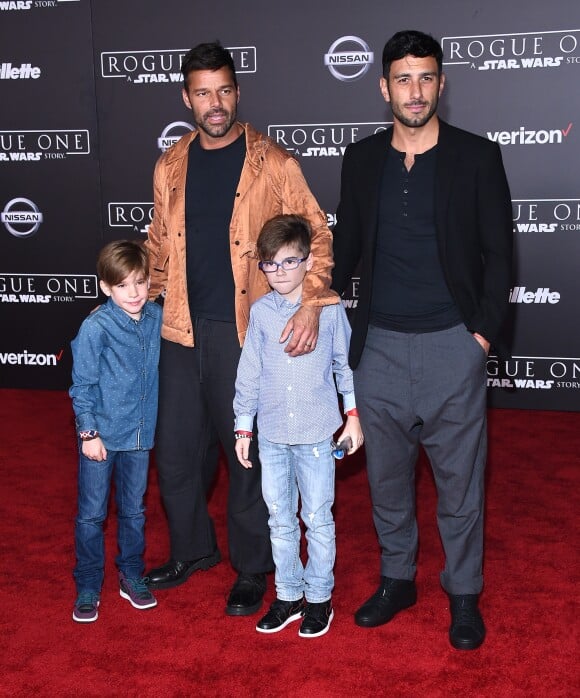 Ricky Martin avec son fiancé Jwan Yosef et ses enfants Matteo et Valentino Martin à la première de "Rogue One: A Star Wars Story" à The Pantages à Hollywood, le 10 décembre 2016