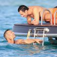 Ricky Martin avec son compagnon Jwan Yosef et le mannequin Esther Canadas en vacances sur un yacht à Ibiza en Espagne le 5 septembre 2016.
