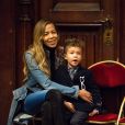 Michel Polnareff à l'hôtel de Ville de Bruxelles offre un nouveau costume au Manneken-Pis, en présence de sa femme Danyellah, son fils Louka, du bourgmestre Yvan Mayeur et de l'échevine de la Culture Karine Lalieux. Bruxelles, 17 novembre 2016.