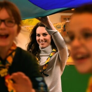 La duchesse Catherine de Cambridge joue au jeu du parachute le 14 décembre 2016 à l'occasion des 100 ans de l'association de scouts des Louveteaux à King's Lynn, dans le Norfolk.