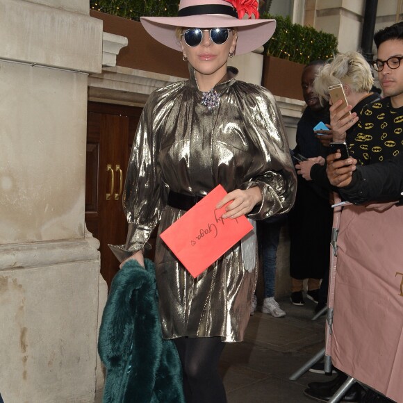 Lady Gaga dépose des vêtements et de la nourriture dans un centre d'aide aux sans-abri à Londres, le 7 décembre 2016. © CPA/Bestimage