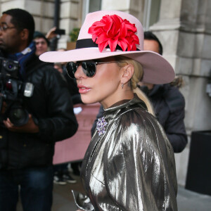 Lady Gaga quitte l'hôtel Langham à Londres le 7 décembre 2016.