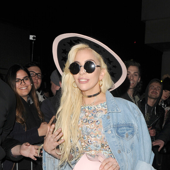 Lady Gaga quiite la discothèque le Tape à Londres avant de se diriger vers des studios de production à Londres le 3 décembre 2016