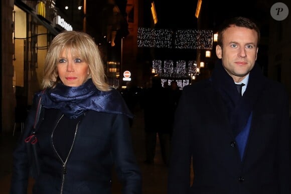 Emmanuel Macron, leader du mouvement "En Marche !" et candidat à l'élection présidentielle, se promène avec sa femme Brigitte et le député Arnaud Leroy dans les rues de Bordeaux, après son meeting devant ses militants, le 13 décembre 2016.