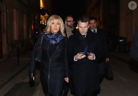 Emmanuel Macron, leader du mouvement "En Marche !" et candidat à l'élection présidentielle, se promène avec sa femme Brigitte Trogneux et le député Arnaud Leroy dans les rues de Bordeaux, après son meeting devant ses militants, le 13 décembre 2016.