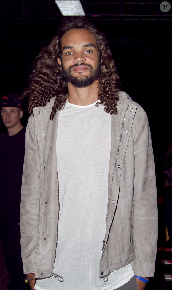 Joakim Noah assiste au défilé DKNY, collection printemps-été 2017 lors de la Fashion Week de New York, le 12 septembre 2016.