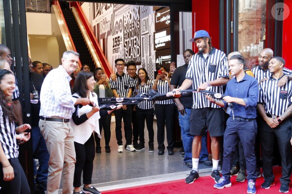 Le basketteur Joakim Noah assiste à l'inauguration d'une nouvelle boutique "Foot Locker" à New York le 30 août 2016.