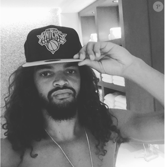 Joakim Noah pose avec la casquette des Knicks sur Instagram, 2016.