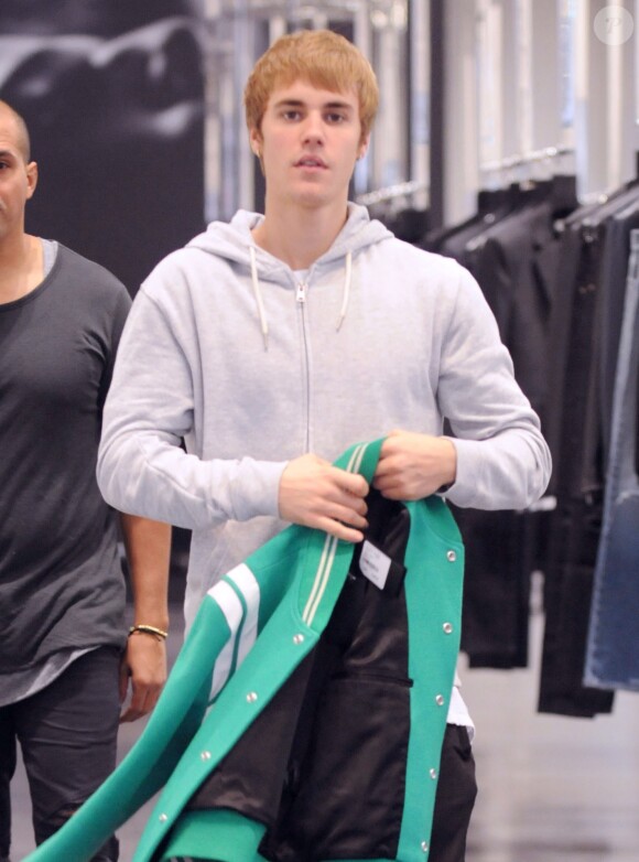 Justin Bieber fait du shopping dans les rues de Beverly Hills, le 13 décembre 2016.