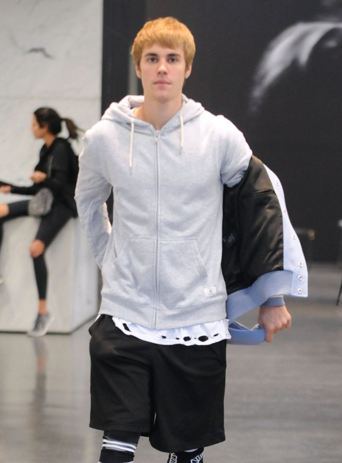 Photo Justin Bieber Fait Du Shopping Dans Les Rues De Beverly Hills Le D Cembre