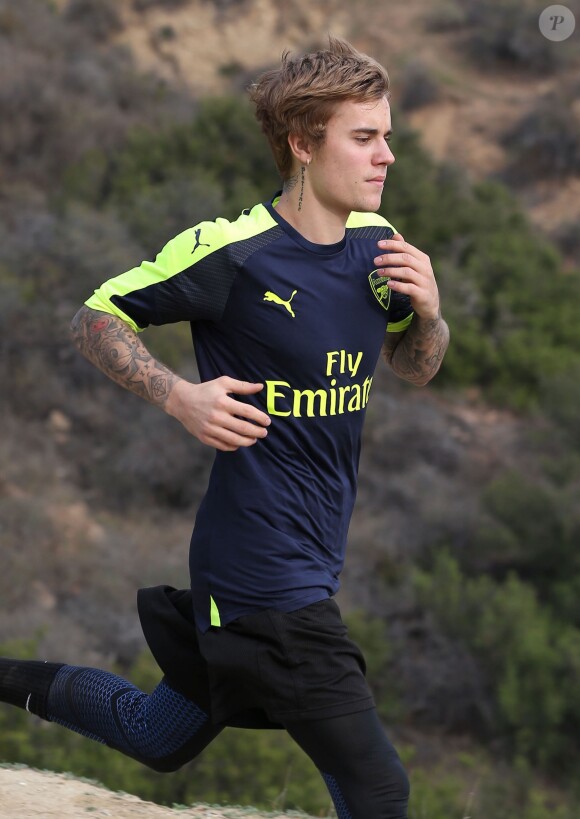 Justin Bieber est allé faire du jogging avec une jolie inconnue sur les hauteurs de Los Angeles, le 12 décembre 2016.