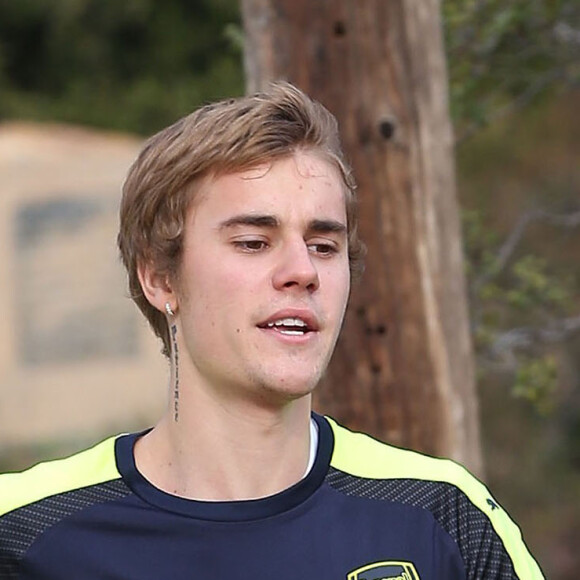 Justin Bieber est allé faire du jogging avec une jolie inconnue sur les hauteurs de Los Angeles, le 12 décembre 2016.