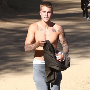 Justin Bieber se promène torse nu à Runyon Canyon à Hollywood le 3 septembre 2016.