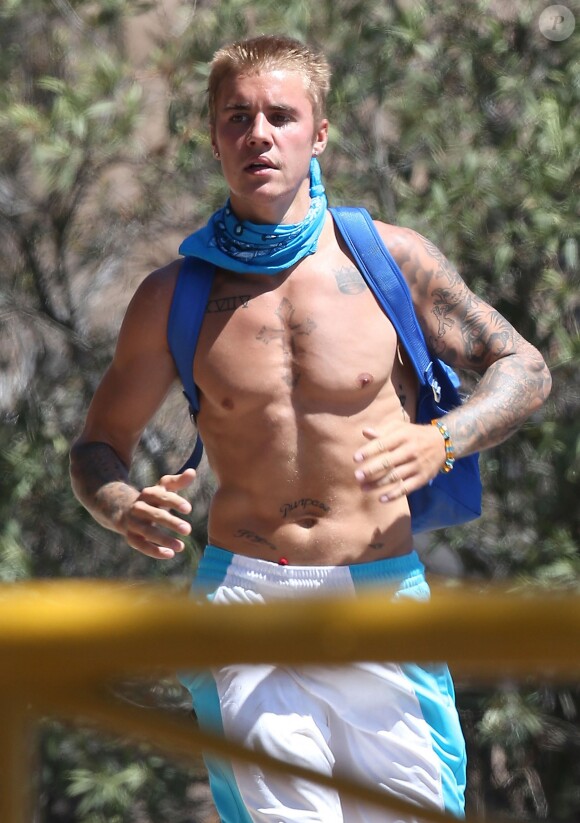 Justin Bieber fait son jogging torse nu à Hollywood le 31 aout 2016.
