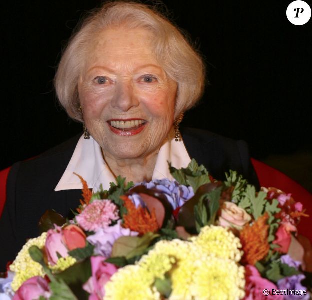 Léo Marjane fête ses 100 ans, en compagnie de ses amis, à la salle des fêtes de Barbizon, le 31 août 2012.