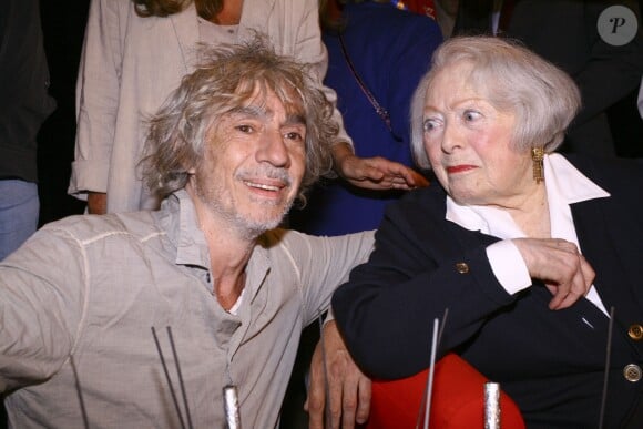 Louis Bertignac et Léo Marjane - Léo Marjane fête ses 100 ans, en compagnie de ses amis, à la salle des fêtes de Barbizon , le 31 août 2012.