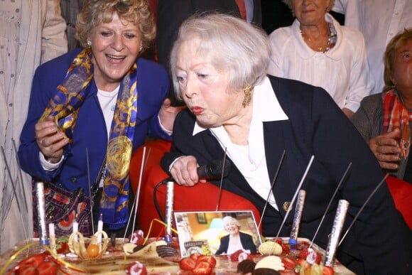 Simone Langlois et Léo Marjane - Léo Marjane fête ses 100 ans, en compagnie de ses amis, à la salle des fêtes de Barbizon, le 31 août 2012.