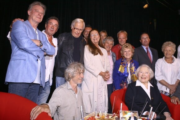 Herbert Léonard, Georges Chelon, Jean Vallet, Louis Bertignac et Léo Marjane - Léo Marjane fête ses 100 ans, en compagnie de ses amis, à la salle des fêtes de Barbizon, le 31 août 2012.