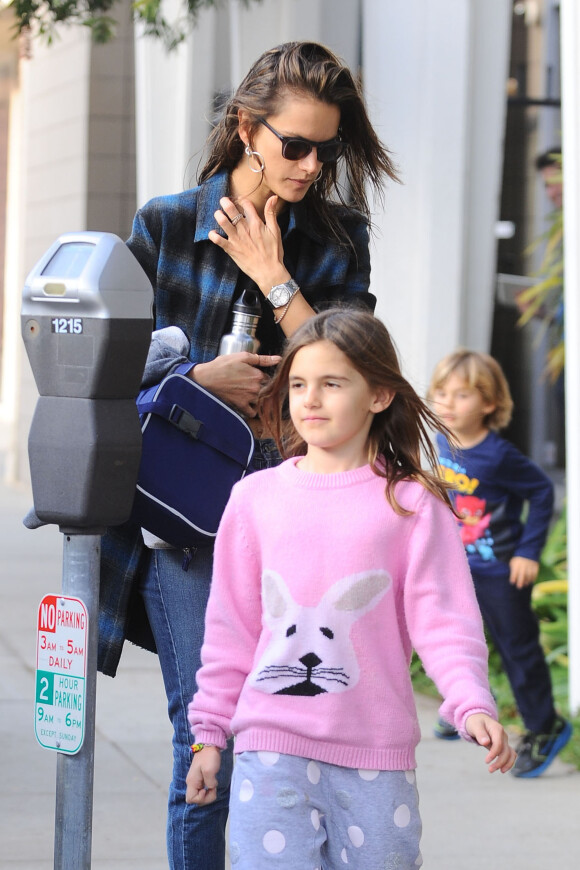 Exclusif - Alessandra Ambrosio et sa fille Anja à Los Angeles, le 9 décembre 2016.