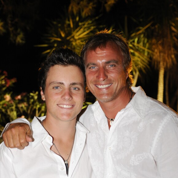 David Ginola avec son fils Andrea à la "soirée blanche" de Christophe Leroy à Saint-Tropez, le 4 juillet 2008.