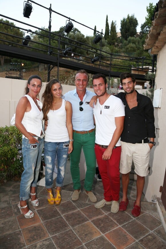 David Ginola avec sa femme et ses enfants à Ramatuelle, le 10 juillet 2012.