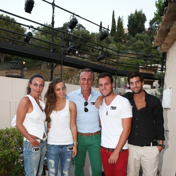 David Ginola avec sa femme et ses enfants à Ramatuelle, le 10 juillet 2012.