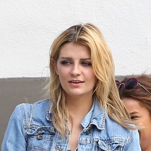 Exclusif - Mischa Barton se promène au volant d'une Cadillac à Los Angeles, le 8 décembre 2016. © CPA/Bestimage