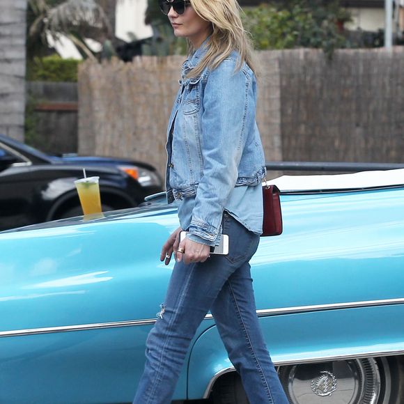 Exclusif - Mischa Barton se promène au volant d'une Cadillac à Los Angeles, le 8 décembre 2016. © CPA/Bestimage