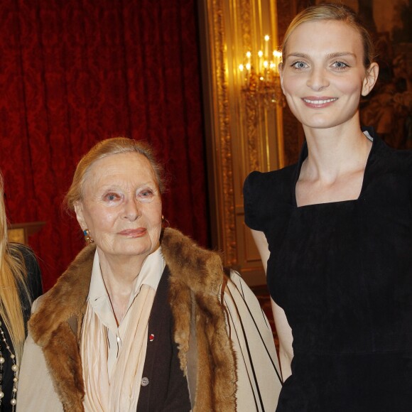 Michèle Morgan et Sarah Marshall à L'Elysée le 14 mars 2012.