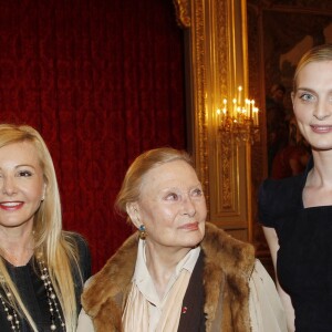 Monika Baccardi, Michèle Morgan et Sarah Marshall à L'Elysée le 14 mars 2012.