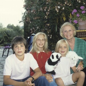 Archives - En France, à Saint-Tropez, Michèle Morgan et ses petits enfants Deborah, William et Sarah Marshall dans sa maison le 14 juillet 1986