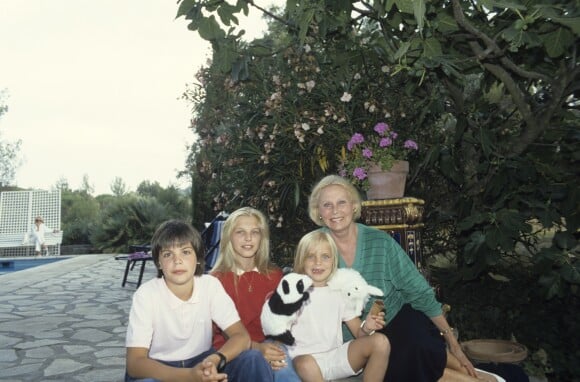 Archives - En France, à Saint-Tropez, Michèle Morgan et ses petits enfants Deborah, William et Sarah Marshall dans sa maison le 14 juillet 1986